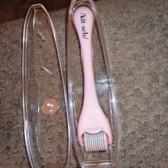 Pink Facial Roller in Clear Packaging - Picture 3 of 4